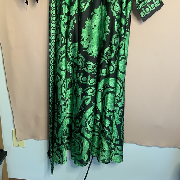 ELEGANT GREEN & BLACK FORMAL DRESS!! - Picture 9 of 9